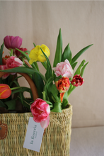 Cargar imagen en el visor de la galería, canasto provenza con tulipanes