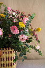 Cargar imagen en el visor de la galería, canasto toscana con ramo
