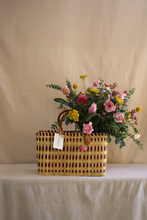 Cargar imagen en el visor de la galería, canasto toscana con ramo