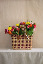 Cargar imagen en el visor de la galería, canasto toscana con tulipanes