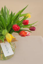 Cargar imagen en el visor de la galería, jarrón tulipanes